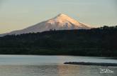 Fim de tarde em Pucón, no sul do Chile, com o vulcão Villarrica ao fundo